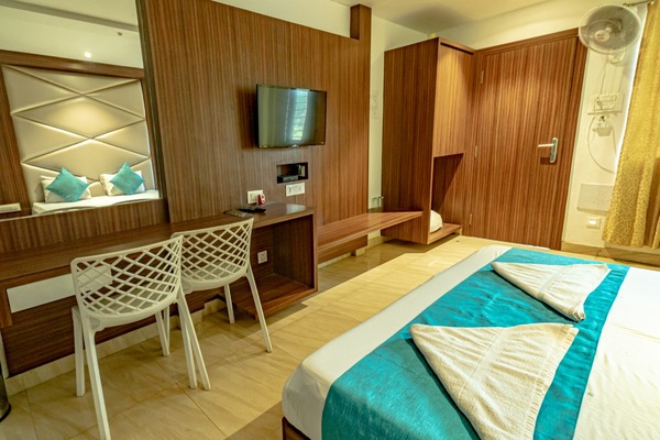 \ A Deluxe room is a room in a