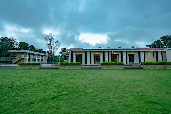 spectacular 10000 sqft lawn