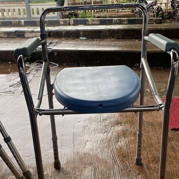 hight adjustable commode chair