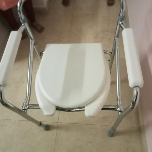 hight adjustable commode chair