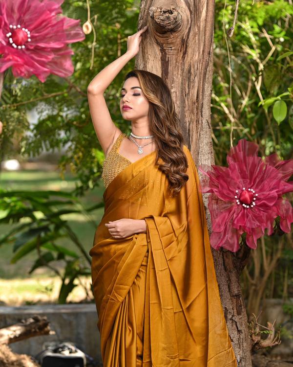 Perfect make up and hair saree look. Cho