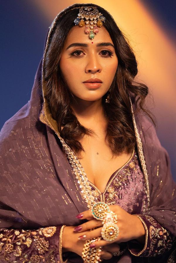 Subtle nude makeup with dewy base and so