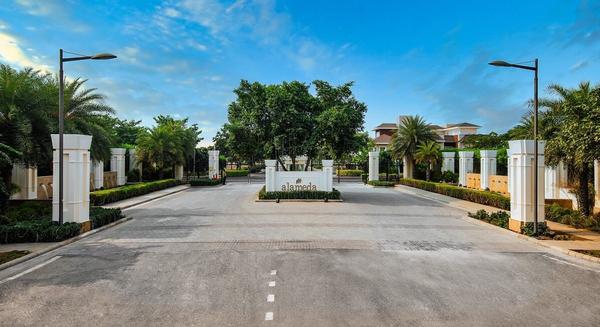 dlf phase 1 superb location