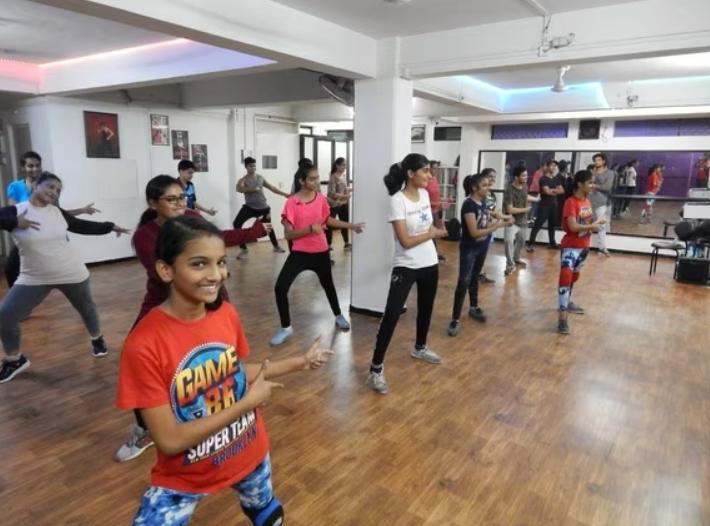 House Dance Delight: Expe