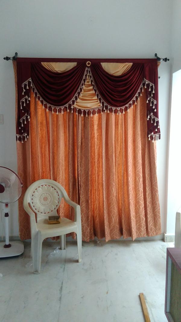 brackets show room