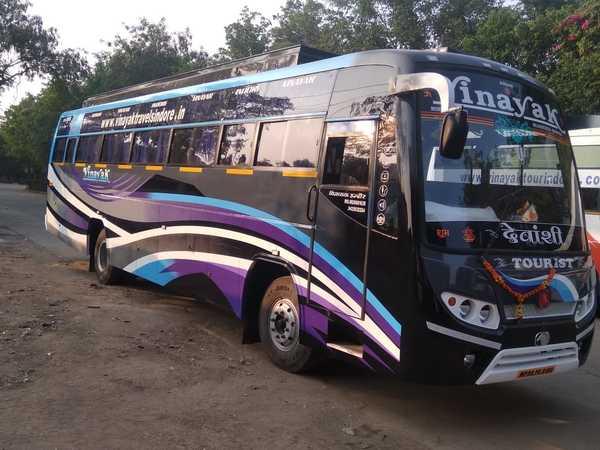 27 seater ac luxury coach