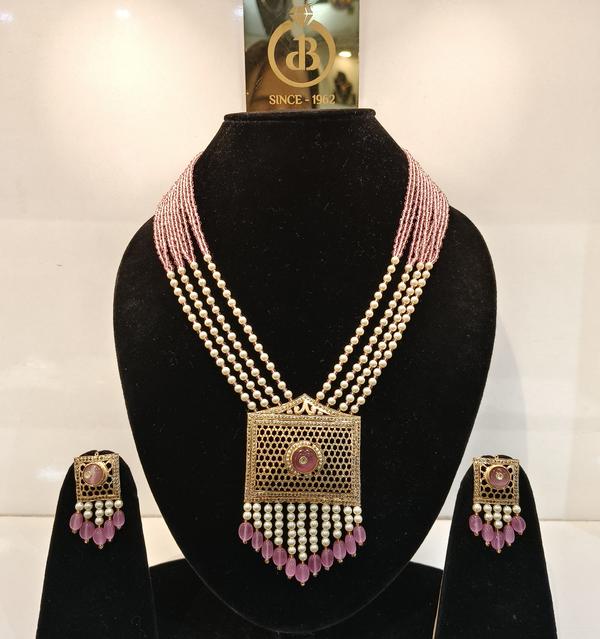 Gorgeous Gold Jadau Necklace
.