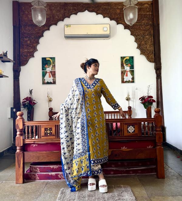 **GAIKWAD WOODS VILLA, NARAYAN