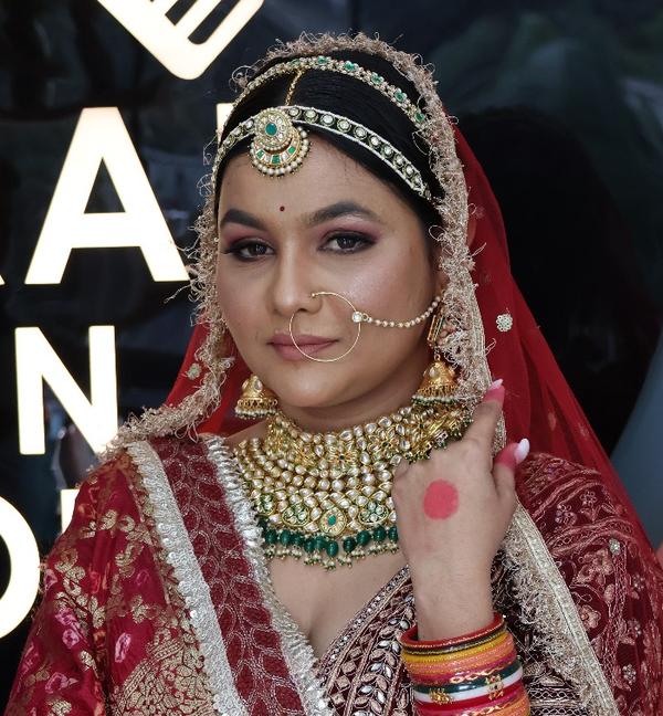 #saloninbanipark
#salon
#makeupartist
#b