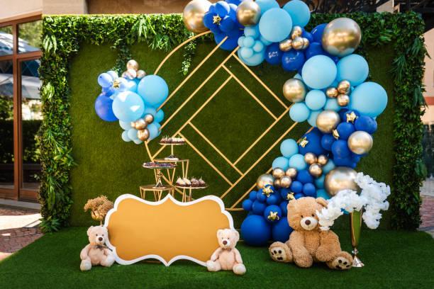 professional balloon decorator