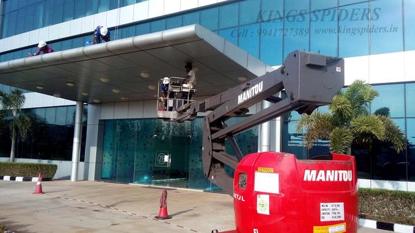 glass cleaning work with boom