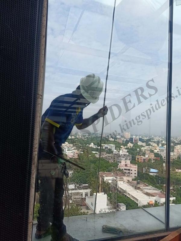 facade glass cleaning service