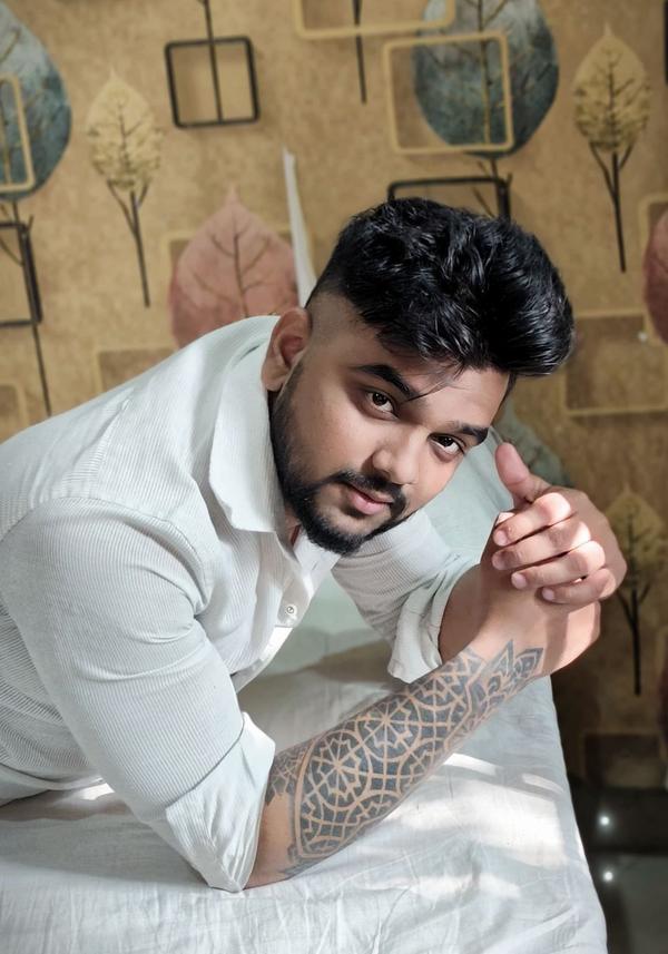 Herbal massage for male-to-male clients 