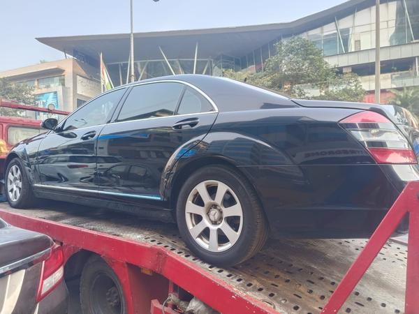 flatbed and chain lifting towi