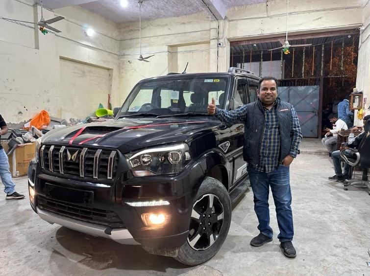 mahindra vehicle