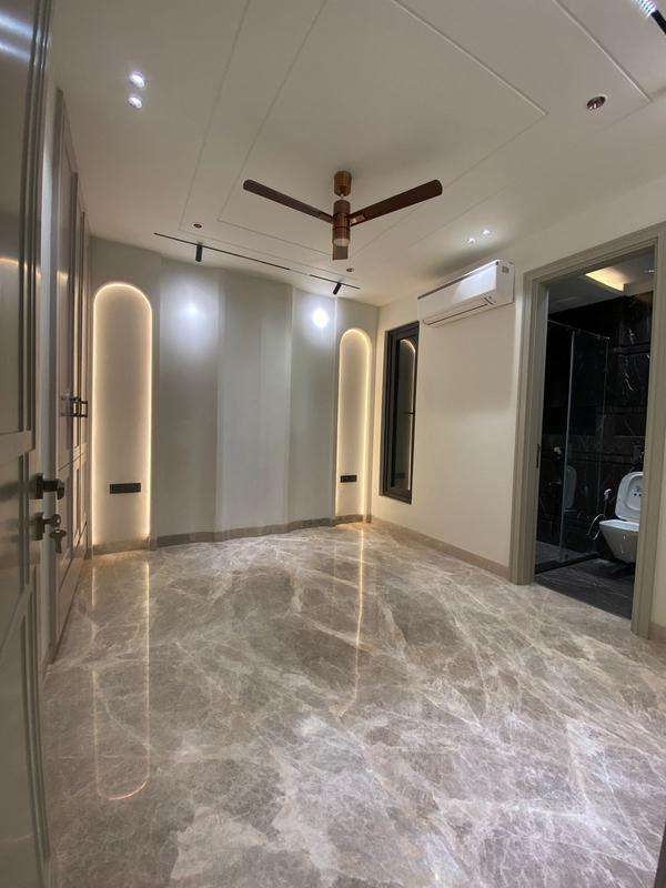 Luxury Builder floor available