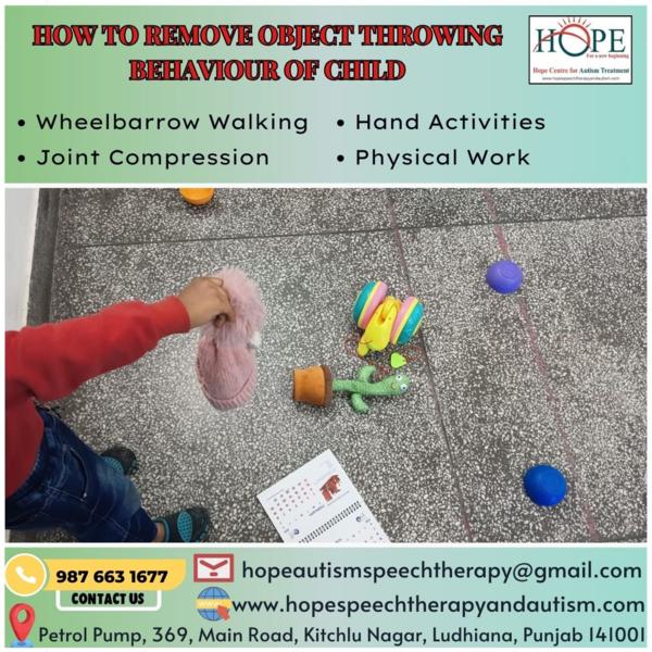 बच्चा चीजें उठाकर क्यों फेंकता