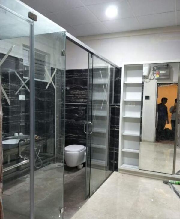 Stylish and Functional Customize Shower Glass Cum 