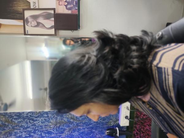 Best ladies salon in Hadapsar Profession