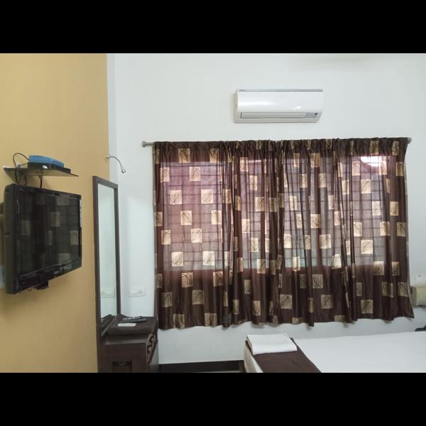 hotels near thiruvanaikovil ak