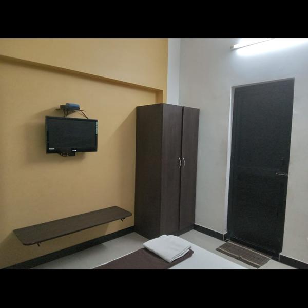 3bhk a c rooms for rent in tri