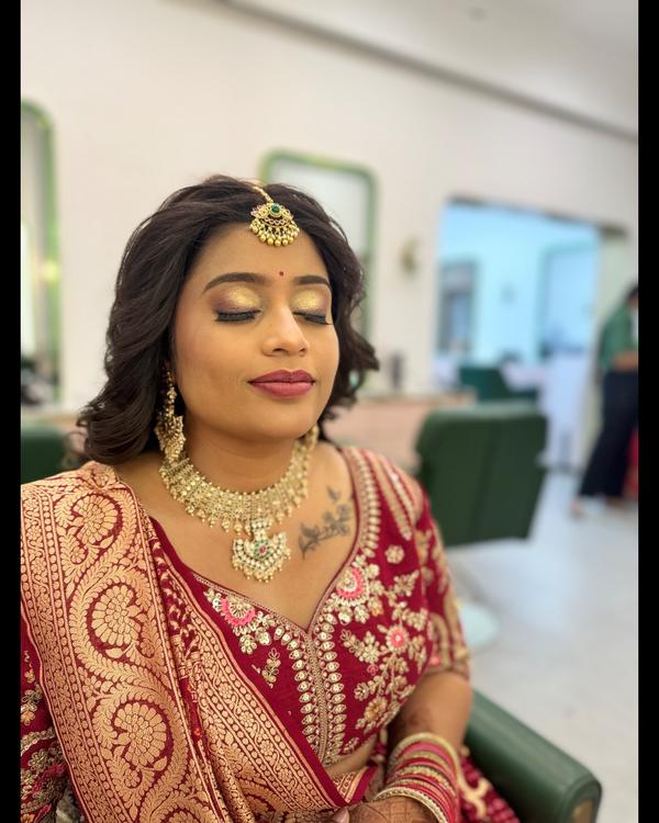 Trendy bridal makeup with open hair.

#p