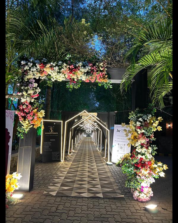 🌸 Grand Floral Entrance Tunne