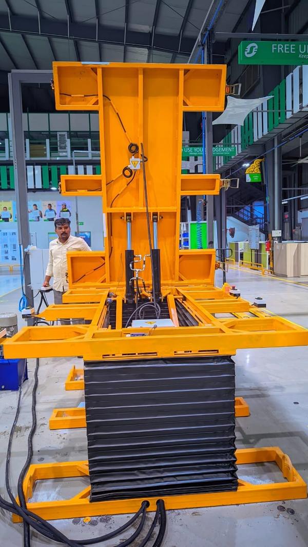 SCISSOR LIFT WITH PLATFORM TIL