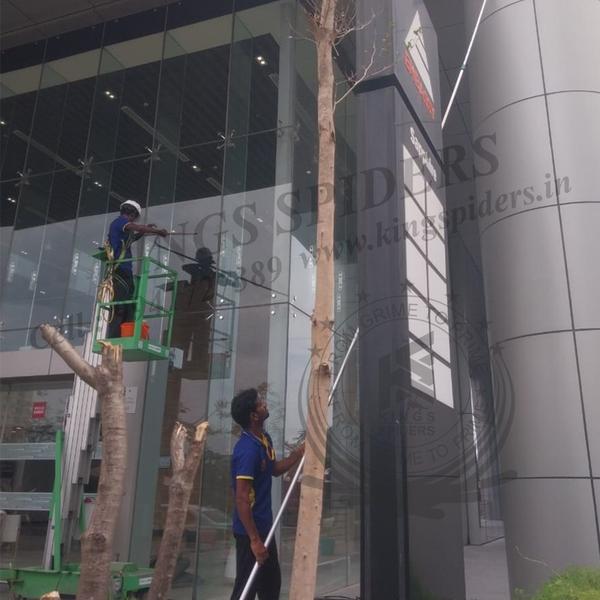Scissor lift for glass cleanin