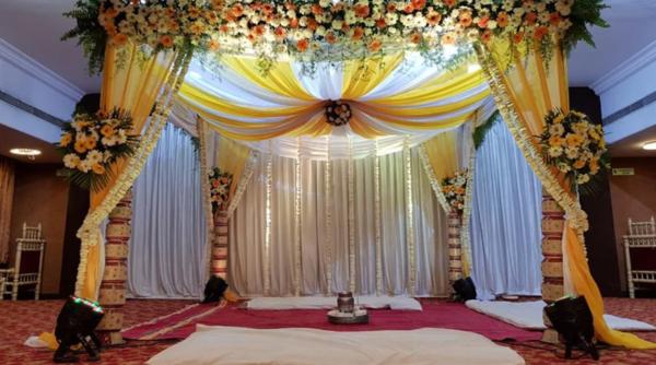 reception venue with smooth fl