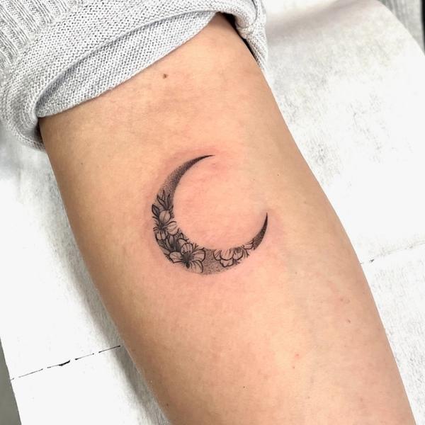 This beautiful floral crescent