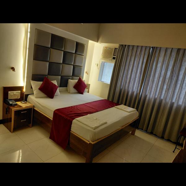 hotel near topiwala shopping c