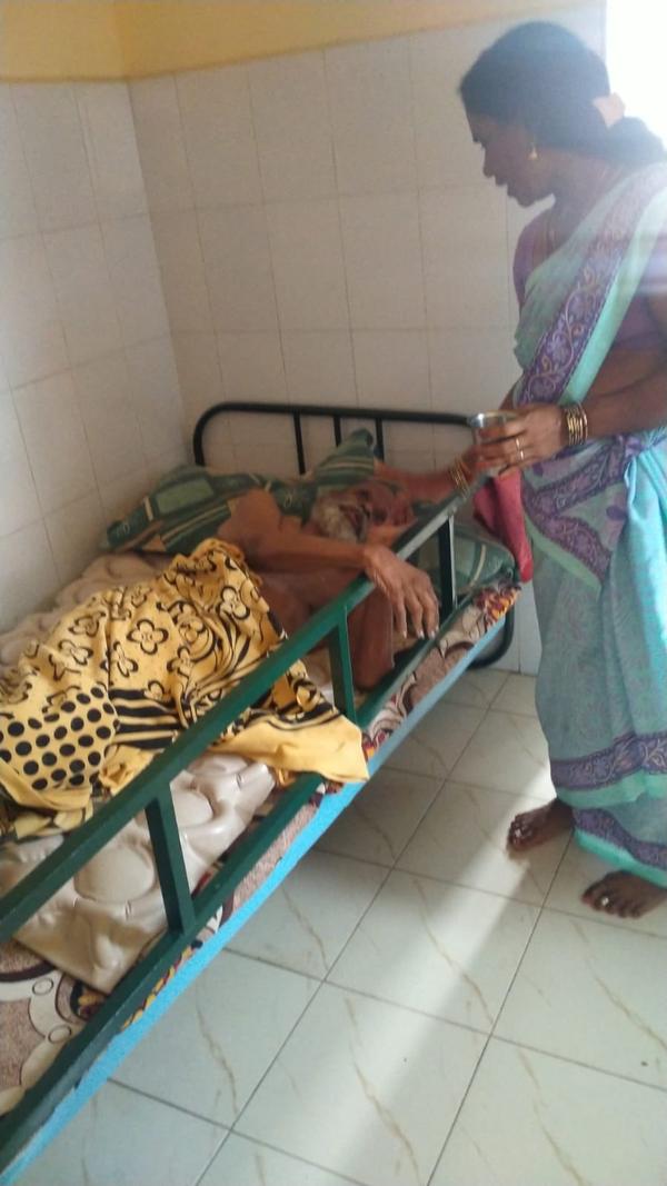 old age home with hygiene beds