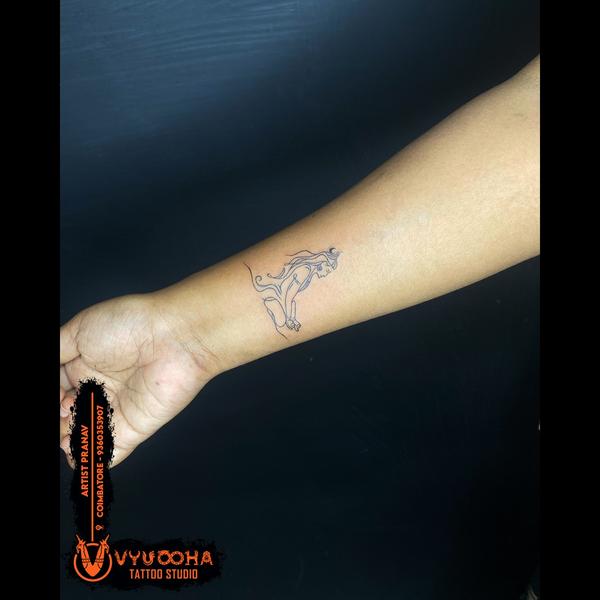 Minimalist Woman Line Art Tatt