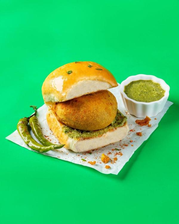 spicy vadapav with chutney
