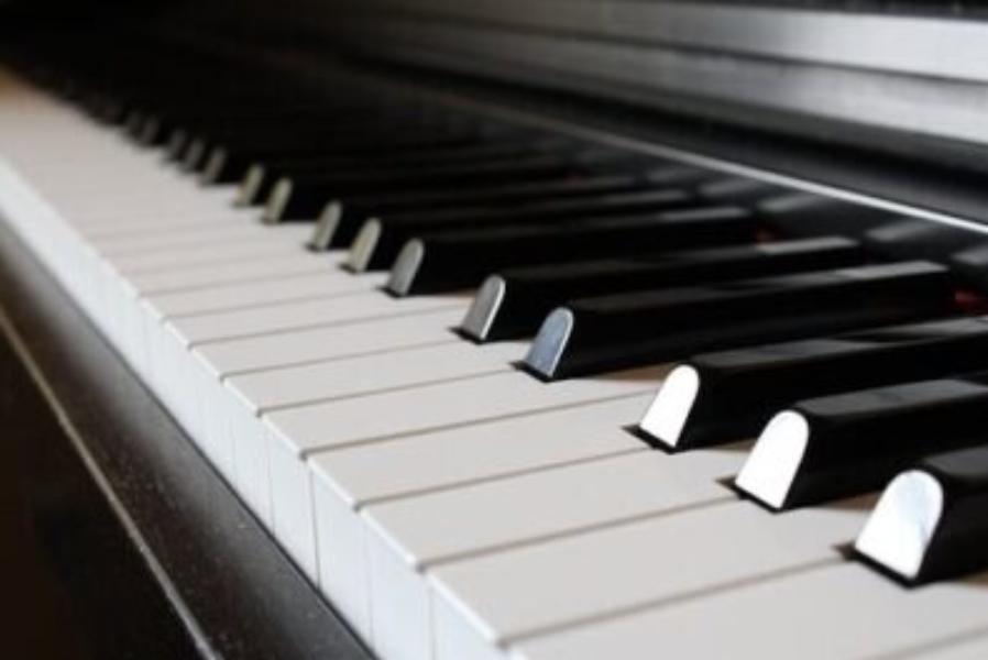 People looking for piano 