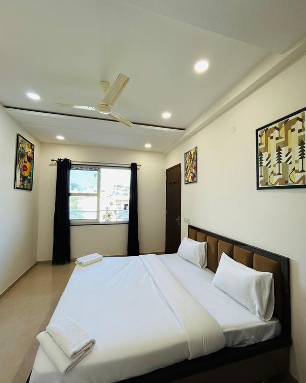 luxury 2br apartments near gau