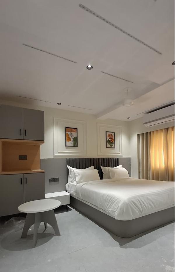 This newly completed hotel room in Vadodara refle