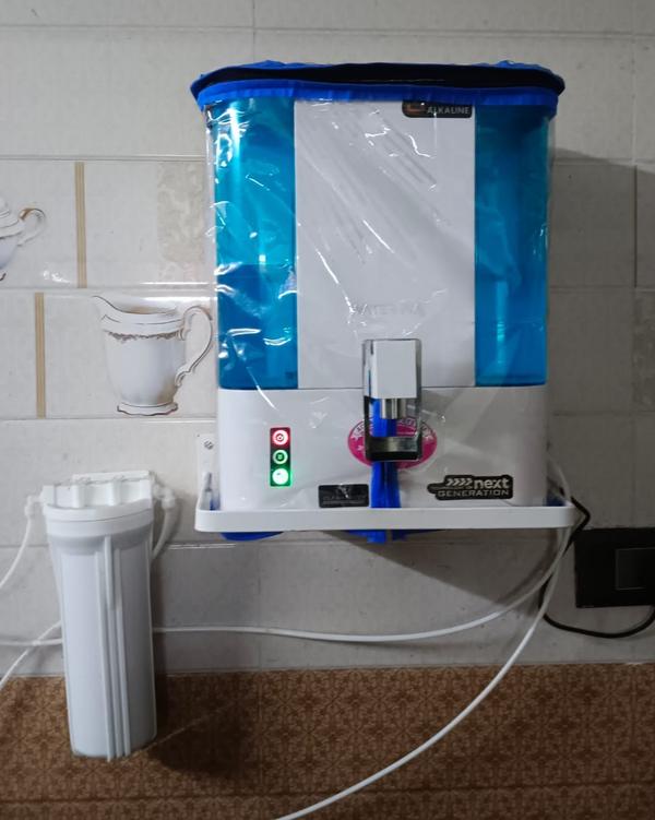 The water purifier in the image is likely an Aqua 