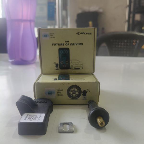 *टायर प्रेशर सेन्सर म्हणज