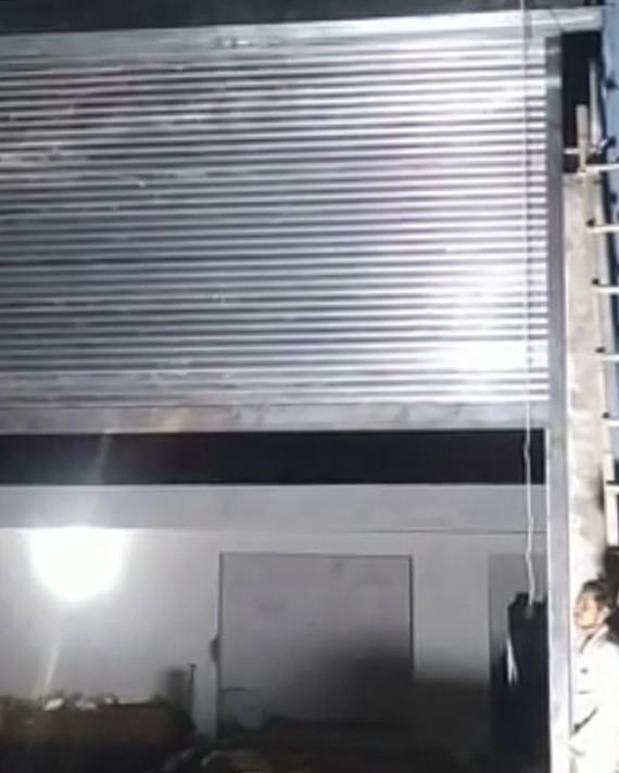 Gair rolling shutter. Height 16 feet. With 16 feet