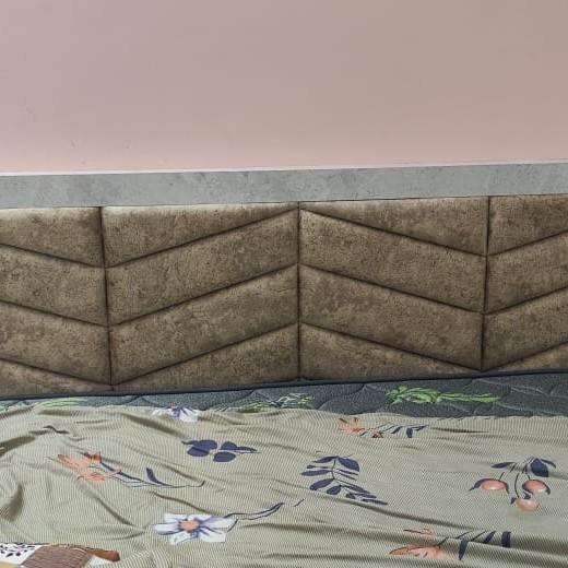 s fold drapes and plush sofas