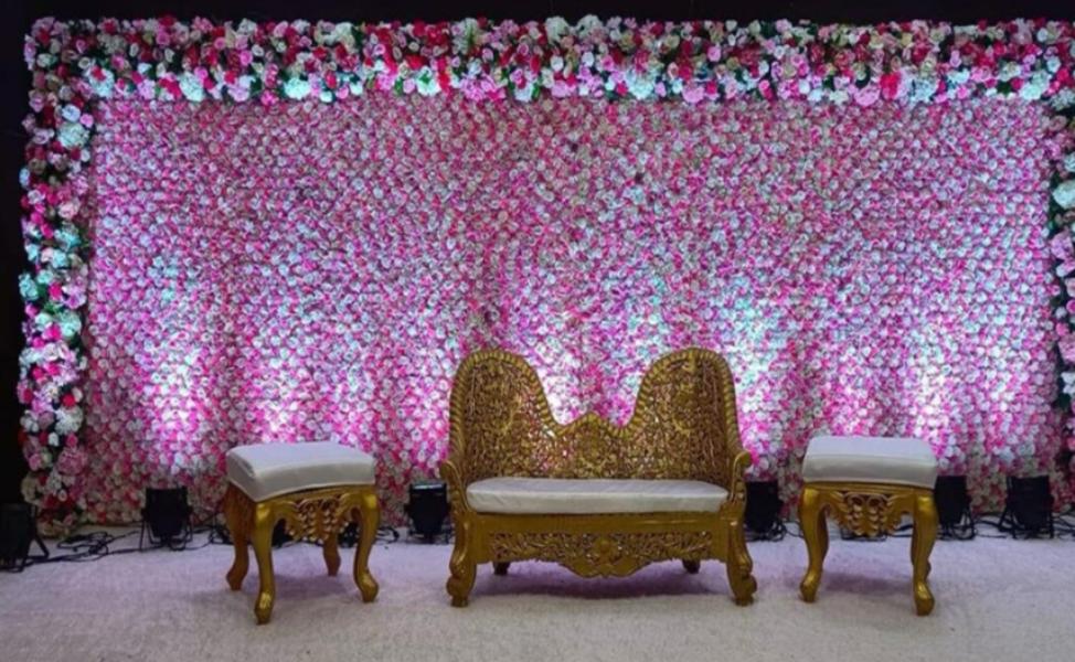 Big smiles and cheerful décor