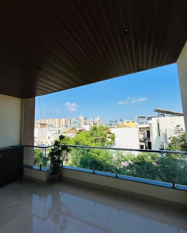 Nestled on JLN Road near Jaipu