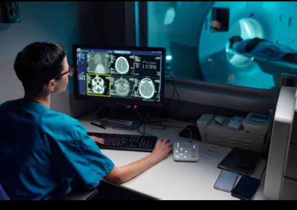 Medical imaging plays a v