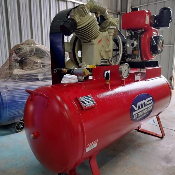 Rotary Screw Compressors: These compressors use tw