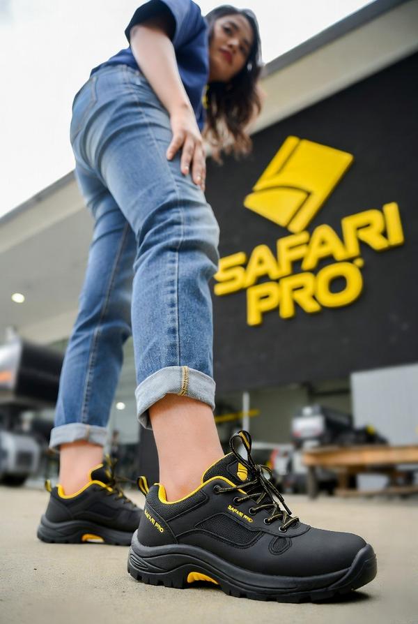 We are safety shoes supplier located at Delhi fari