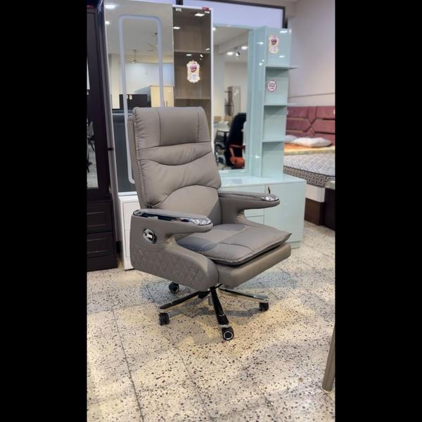 Luxury executive office chair 