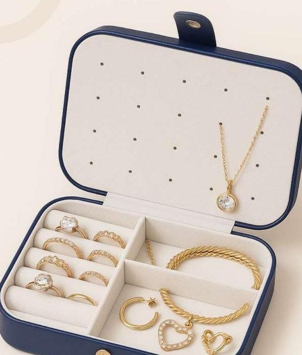 3 to 4 Compartments for jewells & earing.Magneti