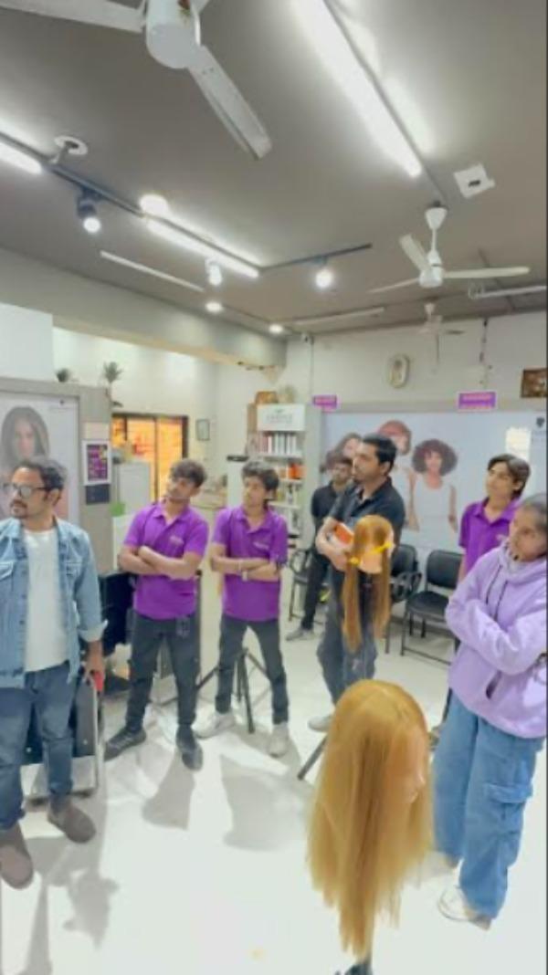 A Salon Management Course focuses on wha